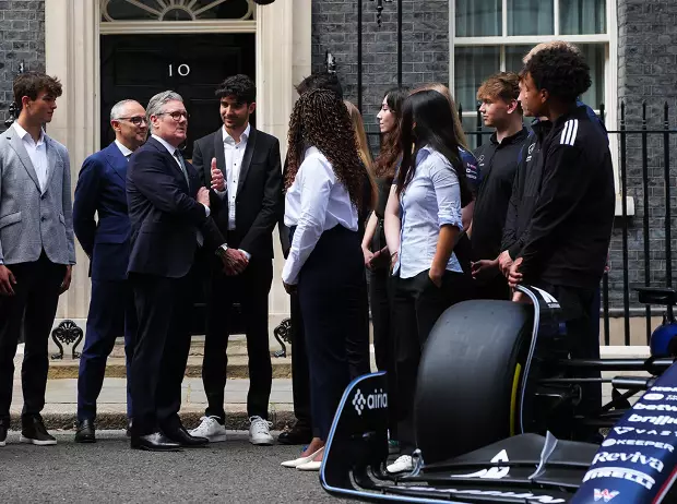 Foto zur News: Empfang beim Premierminister: Eigentlich fehlt nur noch Ferrari!
