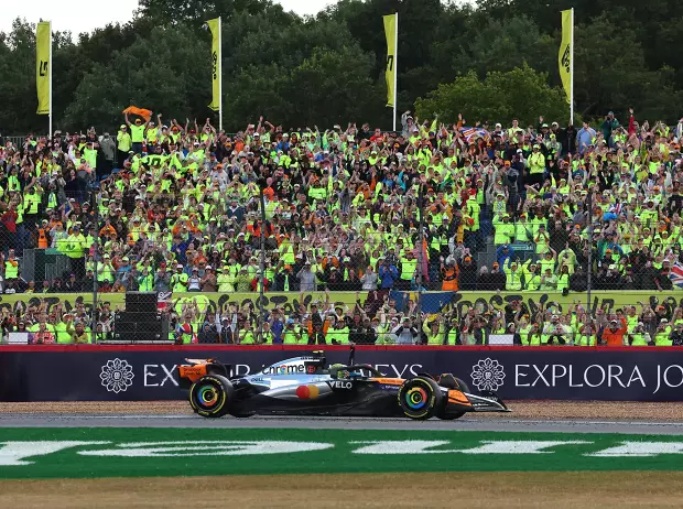 Foto zur News: Nicht schon wieder die Nase! Norris bei Silverstone-Siegesfeier erneut verletzt
