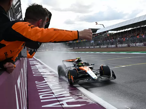 Foto zur News: Nicht schon wieder die Nase! Norris bei Silverstone-Siegesfeier erneut verletzt
