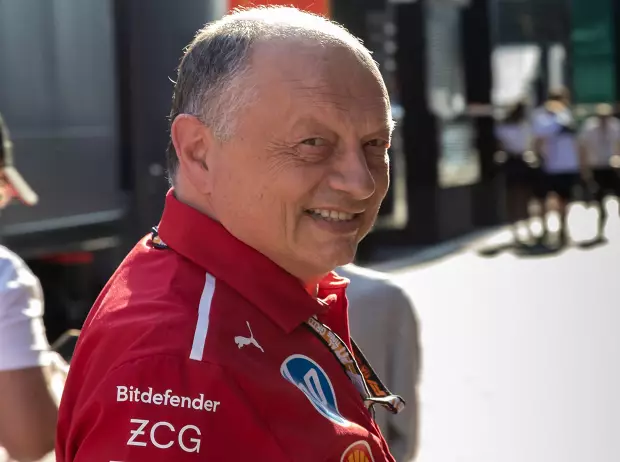 Foto zur News: Das sagen Hamilton und Leclerc zur Vasseur-Verlängerung bei Ferrari