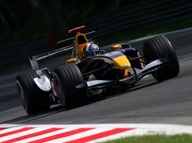 Foto zur News: Perez und Bottas: Wo Cadillacs Strategie an Red Bull 2005 erinnert