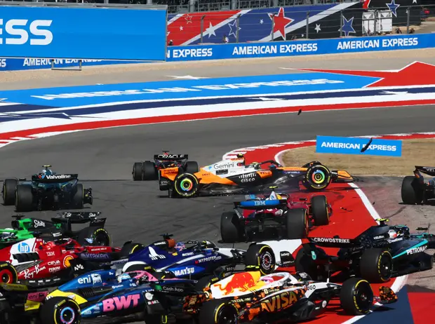 Foto zur News: Formel-1-Sprint Austin: Beide McLaren nach Kollision in Kurve 1 raus!