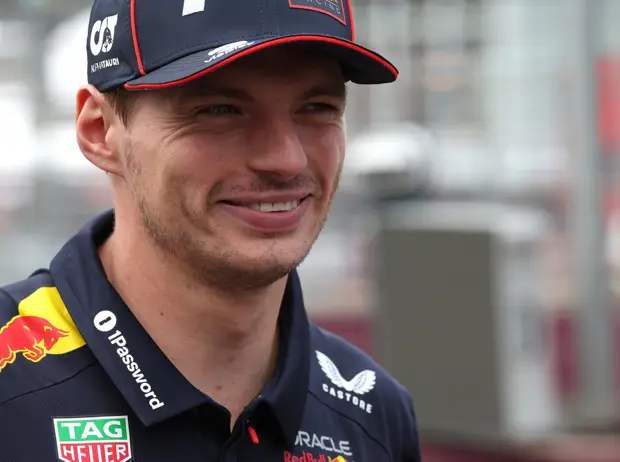 Max Verstappen grinst im Formel-1-Fahrerlager 2025 Foto zur News: Timo Glock: Was Max Verstappen zu einem absoluten Ausnahmetalent macht