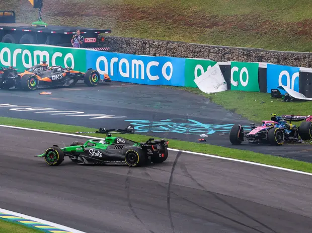 Foto zur News: "Dummer Fehler": Piastri ärgert sich über Crash - Russell scherzt über Norris