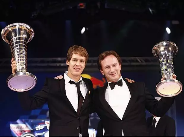 Foto zur News: Jetzt auch mit Pokal: Vettel ist Weltmeister