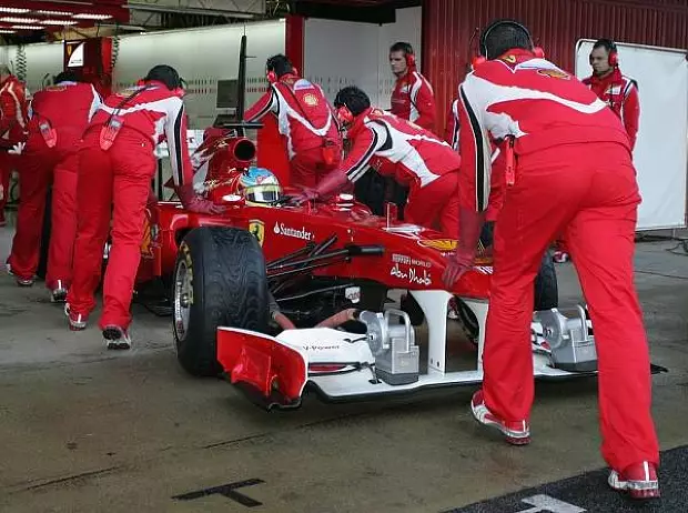Foto zur News: Testauftakt in Barcelona: Vettel hat die Nase vorne