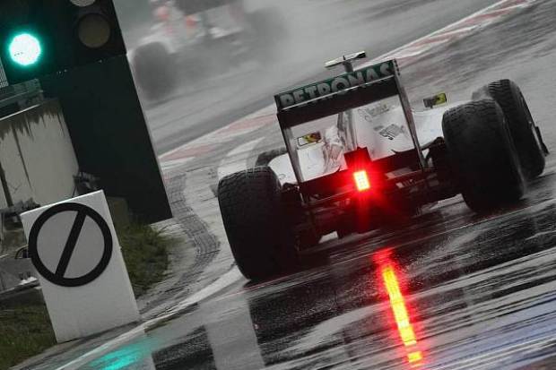 Foto zur News: Hamilton und Button dominieren Schlechtwetter-Fahrt