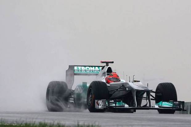 Foto zur News: Hamilton und Button dominieren Schlechtwetter-Fahrt