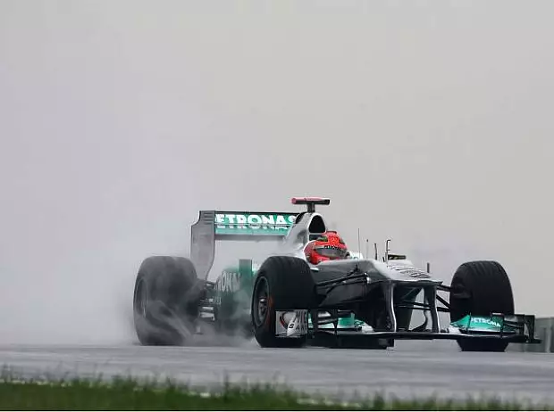 Foto zur News: Hamilton und Button dominieren Schlechtwetter-Fahrt