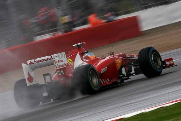 Foto zur News: Silverstone: Alonso schwimmt zur Pole-Position