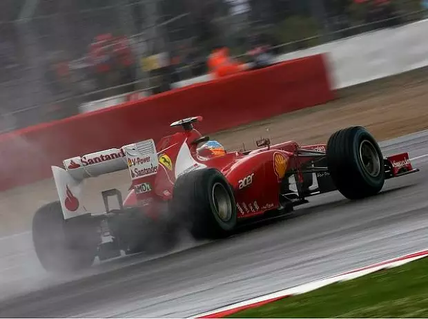 Foto zur News: Silverstone: Alonso schwimmt zur Pole-Position