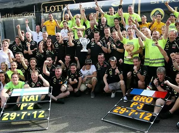 Kimi Räikkönen, Eric Boullier (Lotus-Teamchef), Romain Grosjean Foto zur News: Lotus: Der Sieg ist nur noch eine Frage der Zeit