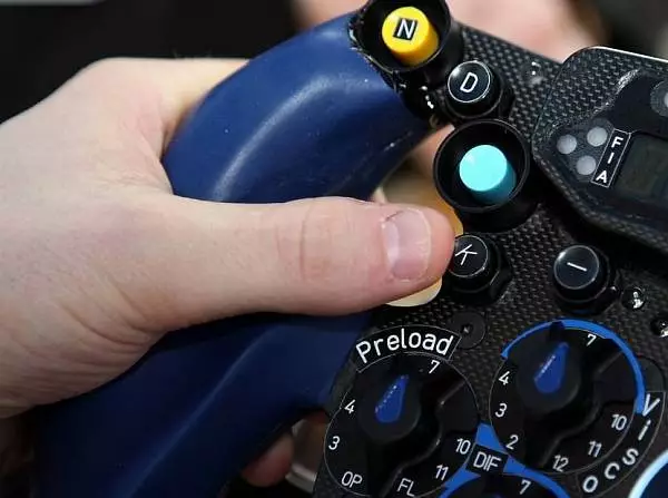 KERS-Knopf am Formel-1-Lenkrad Foto zur News: KERS ist aus der Formel 1 kaum noch wegzudenken