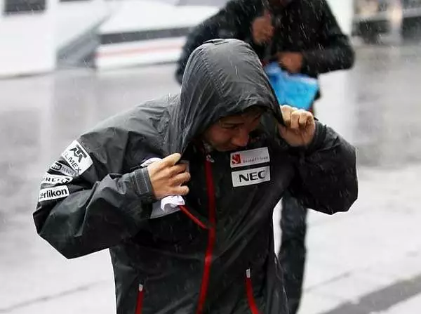 Foto zur News: Typischer Spa-Auftakt im strömenden Regen