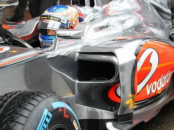 Foto zur News: McLaren überrascht mit Bügelflügel an den Seitenkästen