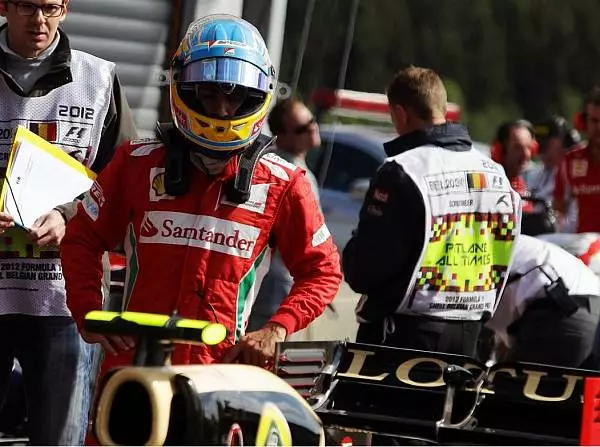 Fernando Alonso Foto zur News: Alonso: "Wir wandern auf einem schmalen Grat"