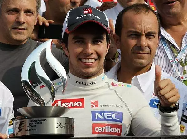 Sergio Perez, Peter Sauber (Teamchef) Foto zur News: Perez: "Hoffentlich gewinne ich dieses Jahr noch"