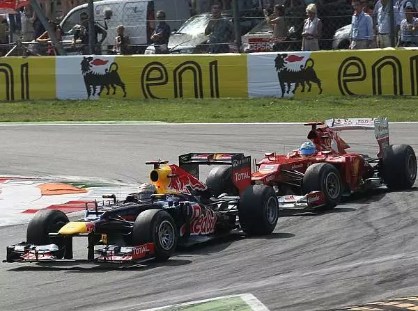 Sebastian Vettel, Fernando Alonso Foto zur News: Curva Grande: Man sieht sich immer zwei Mal im Leben
