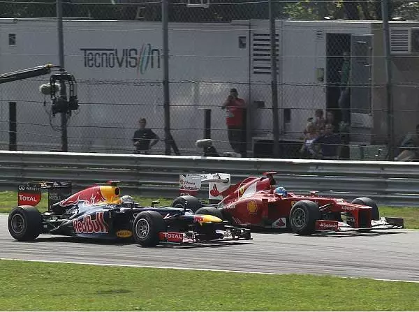 Sebastian Vettel, Fernando Alonso Foto zur News: Vettel-Strafe: Daumen hoch oder Unverständnis?