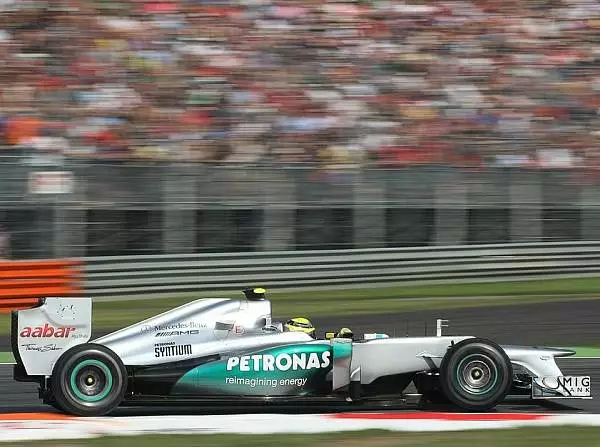 Nico Rosberg Foto zur News: Mercedes hofft auf weitere Steigerung in Singapur