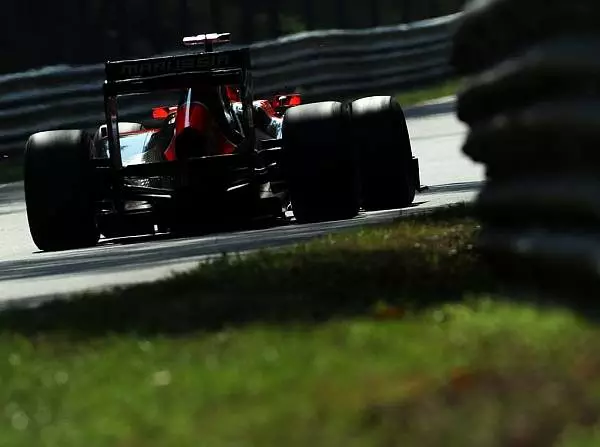 Timo Glock Foto zur News: Glock in Singapur als schneller Nachtschwärmer