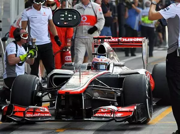 Jenson Button Foto zur News: McLaren-Crew: Andenken für Boxenstopp-Rekord