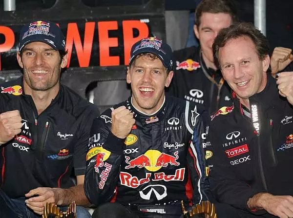 Mark Webber, Sebastian Vettel, Christian Horner (Red-Bull-Teamchef) Foto zur News: Selbst Reifenprobleme können Red Bull nicht stoppen