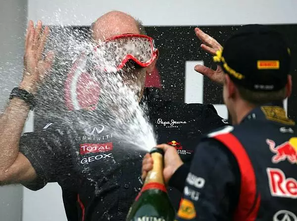 Sebastian Vettel, Adrian Newey (Technischer Direktor, Red Bull) Foto zur News: Red Bull setzt in Südkorea noch einen drauf