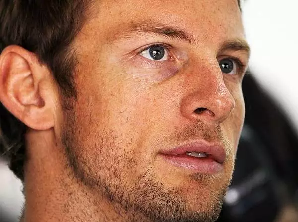 Jenson Button Foto zur News: Button: "Kobayashi hätte disqualifiziert werden müssen"