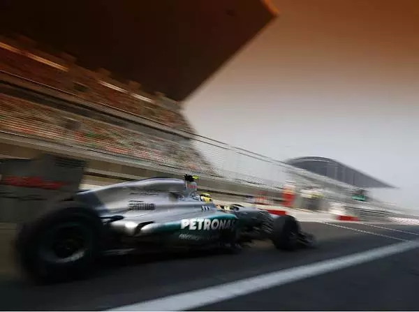 Nico Rosberg Foto zur News: Mercedes: Welche Strategie ist wohl die bessere?