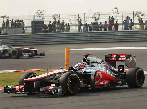Jenson Button, Lewis Hamilton Foto zur News: McLaren rechnet sich Chancen aus