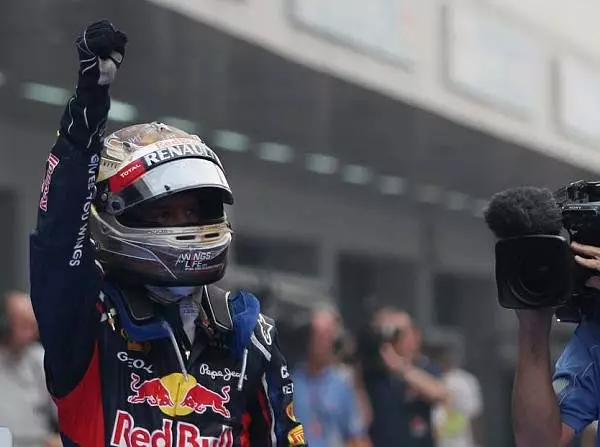 Sebastian Vettel Foto zur News: Vettel beschert Motorenhersteller Renault 150. Formel-1-Sieg