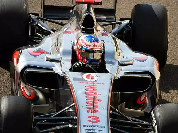 Jenson Button Foto zur News: "Chrompfeile" frösteln in der Wüste