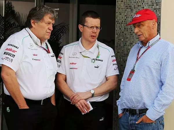 Norbert Haug und Niki Lauda Foto zur News: Budget: Nimmt Mercedes mehr Geld in die Hand?