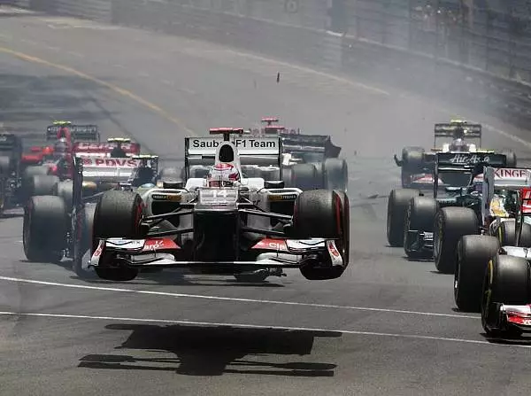 Kamui Kobayashi, Romain Grosjean Foto zur News: Kommt ein Formel-1-Auto geflogen ...