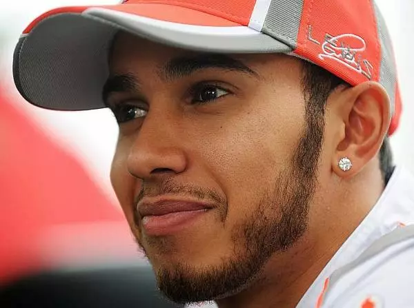 Foto zur News: Hamilton erstmals bei Mercedes zu Besuch