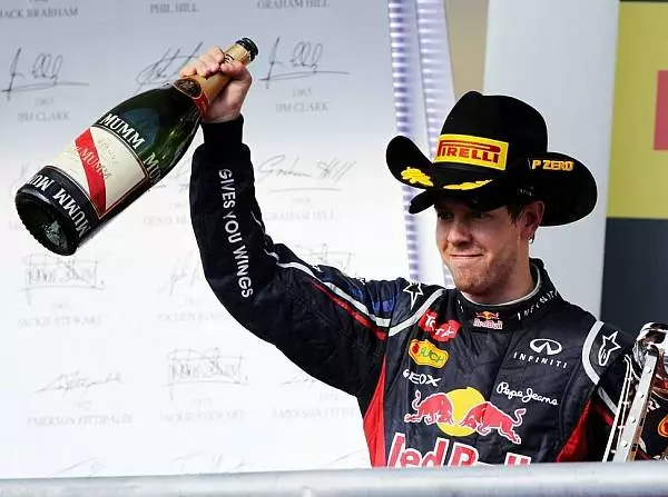 Sebastian Vettel Foto zur News: Red Bull jubelt über Titelhattrick - und bleibt fokussiert