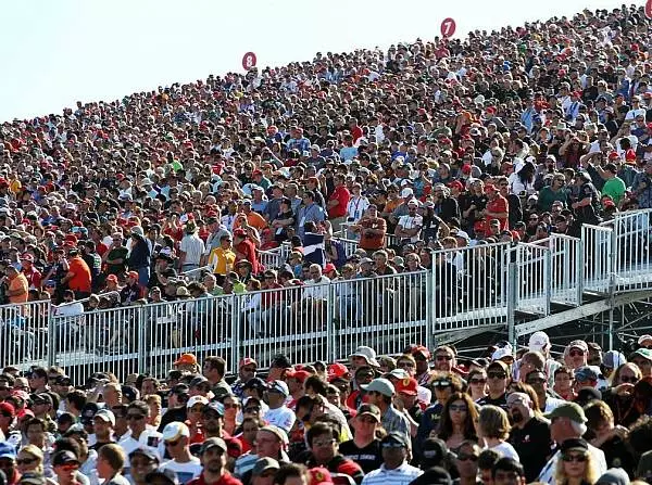 Volle Tribünen beim Grand Prix der USA in Austin Foto zur News: Ecclestone freut sich über 117.429 Zuschauer