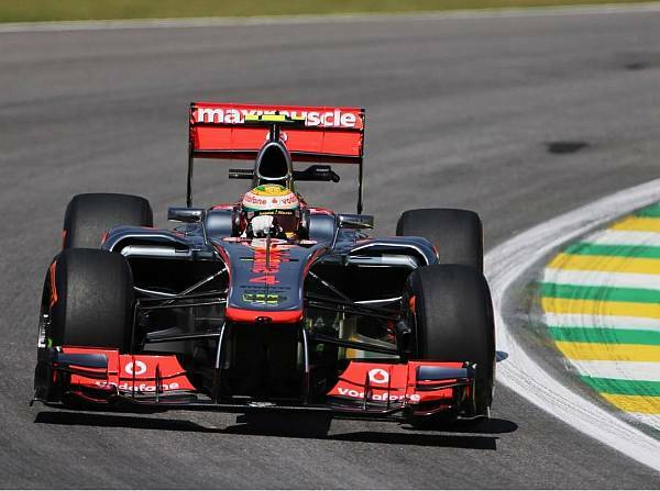 Foto zur News: Sao Paulo: Hamilton am Freitag vor Vettel