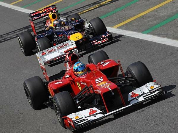 Foto zur News: Vettel, Alonso und die Schlacht, die den Krieg entscheidet