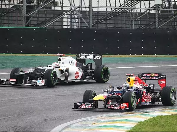 Kamui Kobayashi, Sebastian Vettel Foto zur News: Sauber: Arbeitsloser Kobayashi holt zwei Punkte