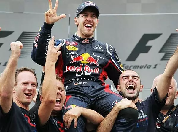 Sebastian Vettel Foto zur News: Dritter Titel mit 25 Jahren: Vettel seiner Zeit voraus