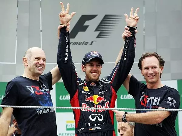Christian Horner (Red-Bull-Teamchef), Adrian Newey (Technischer Direktor, Red Bull), Sebastian Vettel Foto zur News: Bis zu 13,70 Millionen sehen Vettels Happyend
