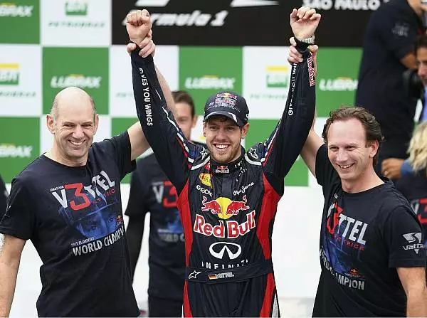 Christian Horner (Red-Bull-Teamchef), Adrian Newey (Technischer Direktor, Red Bull), Sebastian Vettel Foto zur News: Fan-Aktion: Fan-Flieger zum "Vettrick"-Showrun in Graz