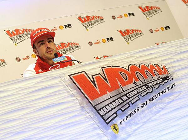 Foto zur News: Alonso: Liest Red Bull unter der Bettdecke heimlich Zeitung?