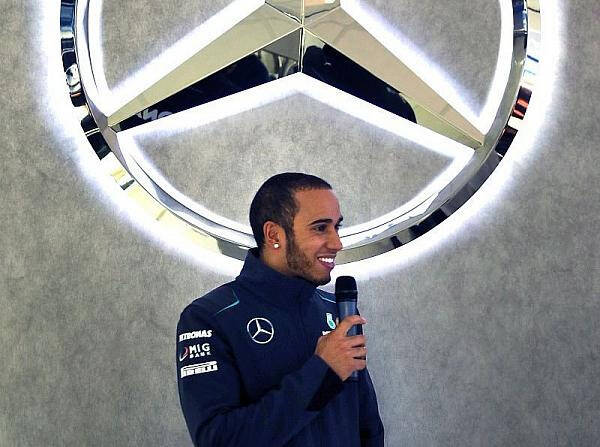 Foto zur News: Hamilton spürt keinen Druck in Schumachers Fußstapfen