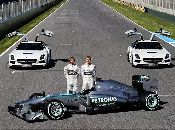 Foto zur News: Mercedes F1 W04: Der angespitzte Silberpfeil