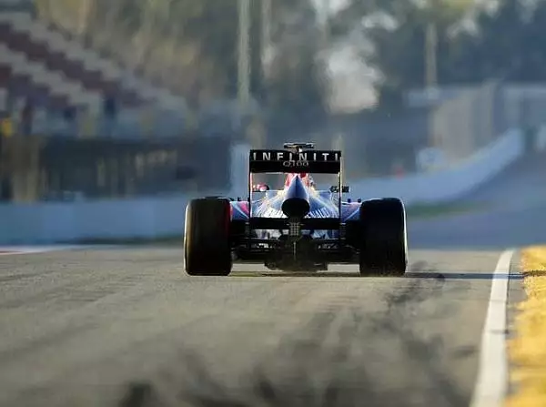 Sebastian Vettel Foto zur News: Barcelona-Test: Vettel dreht auf