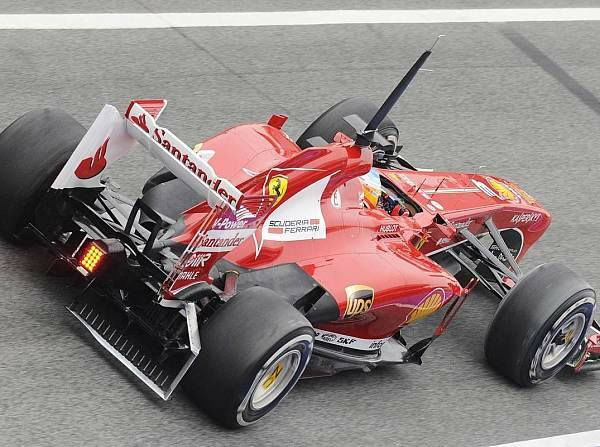 Foto zur News: Alonso lässt den Ferrari fliegen