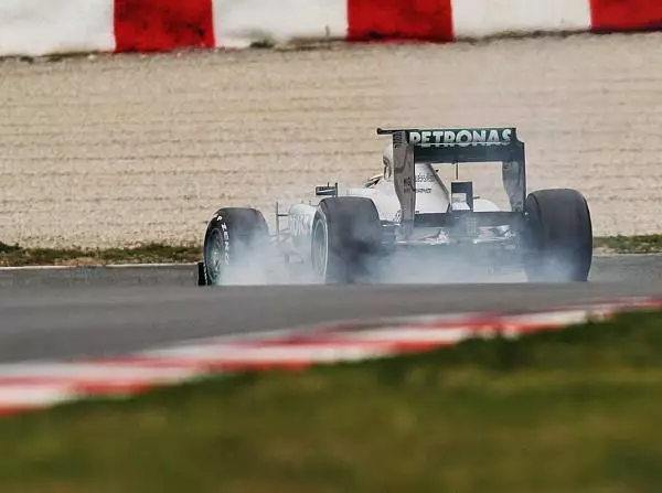 Lewis Hamilton Foto zur News: Barcelona: Hamilton trotzt dem Regen am besten